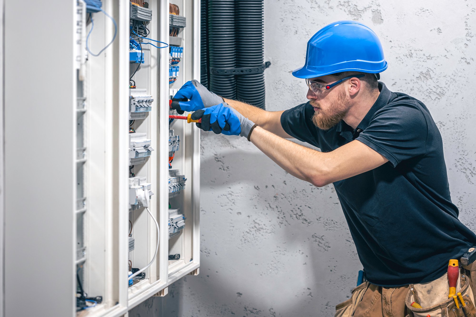male-electrician-works-switchboard-with-electrical-connecting-cable (1)